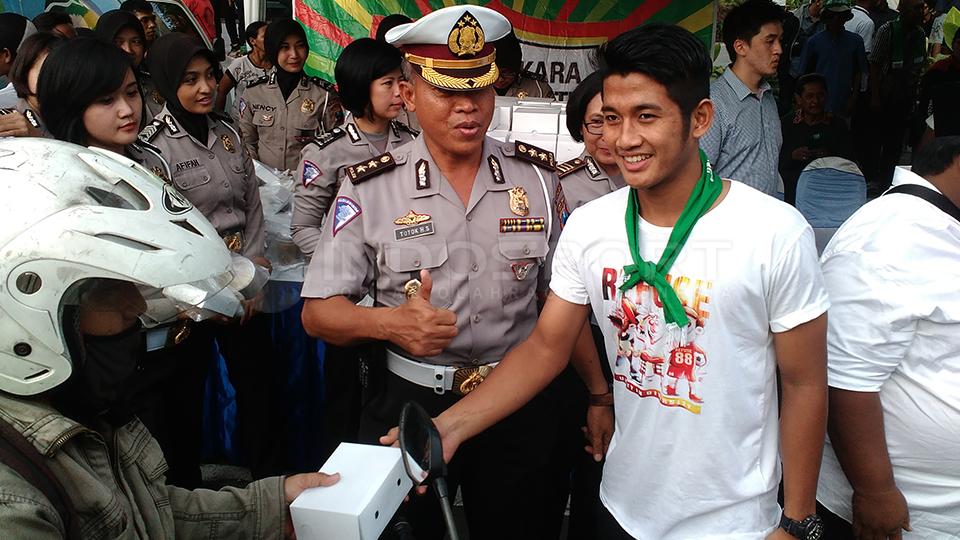 Skuat%20Bhayangkara%20Surabaya%20United%20bagi-bagi%20takjil.